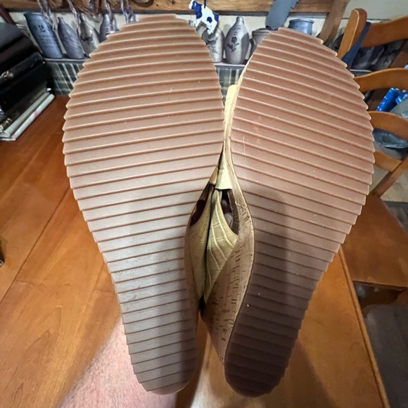 Women size 10 M brand is Sofft color is soleil yellow style Ciera - Picture 5 of 5